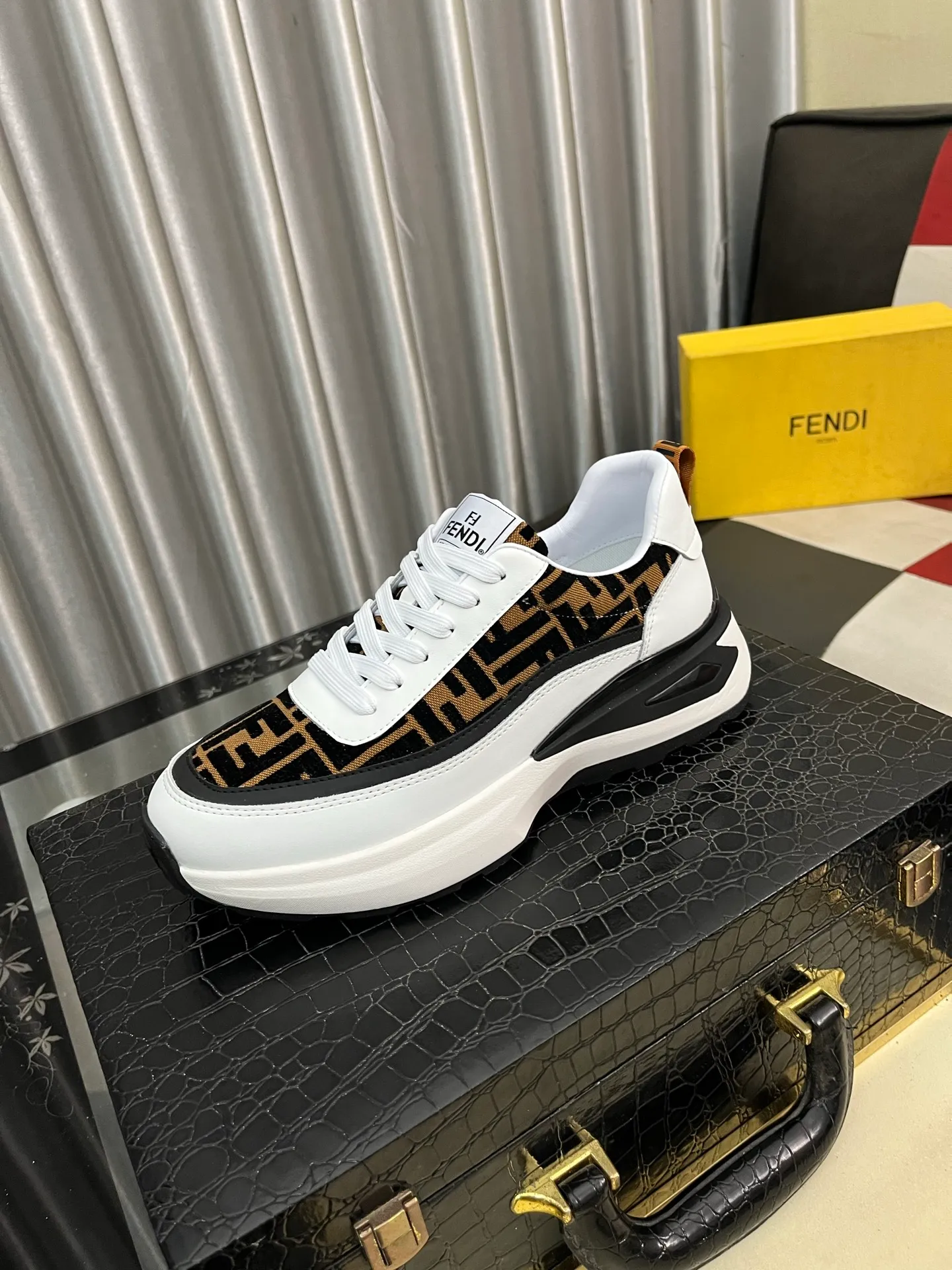 Men's shoes💰458⌚️⌚️[FENDI-FENDI] Classic men's casual shoes🔥New product nowadays, made of cowhide + breathable fabric, comfortable pigskin lining. The perfect last shape and generous and fashionable design have attracted the favor of many consumers. 🔥Number of sizes: 38-444️⃣Colors available